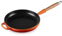 LE CREUSET Signature gusseiserne Bratpfanne mit Holzgriff 24 cm Ofenrot,