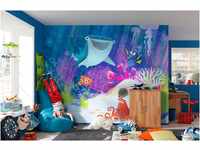 Komar Disney Vlies Fototapete - Dory Aqua Party - Größe: 300 x 280 cm (Breite...
