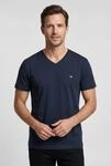 Gant T-Shirt "SLIM SHIELD V-NECK T-SHIRT" mit einer kleinen Logostickerei auf der