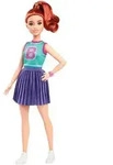 Mattel HYT90 - Barbie Fashionista Puppe im Jersey-Oberteil und Faltenrock