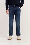 Jeans mit einem leichten Used Look in dark indigo