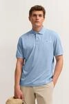 Modernes Poloshirt mit Brusttasche und Polokragen in hellblau