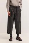 Bundfaltenhose mit feiner Streifenoptik in Braun