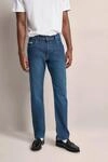 Jeans in Blau mit einem leichten Used Look in blau