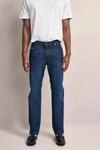 Jeans mit einem leichten Used Look in marine