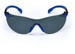 3M Solus 1000 Schutzbrille, blau/schwarze B&uuml;gel, Scotchgard