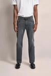Jeans in Blau mit einem leichten Used Look in dunkelgrau