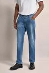 Jeans mit einem leichten Used Look in hellblau