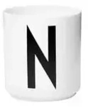 DESIGN LETTERS Buchstabenbecher &brvbar; wei&szlig; &brvbar; Porzellan &brvbar; Ma&szlig;e (cm): H: 8,5 &Oslash;:
