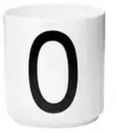 DESIGN LETTERS Buchstabenbecher &brvbar; wei&szlig; &brvbar; Porzellan &brvbar; Ma&szlig;e (cm): H: 8,5 &Oslash;: