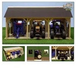 Maschinenhalle f&uuml;r 3 Traktoren aus Holz Modell von Kids Globe 1:16