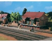 VOLLMER 45701 H0 G&uuml;terschuppen mit Seitenrampe und Ladekran
