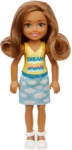 Barbie Chelsea &ndash; Puppe, 15 cm, Braun mit Rock mit Wolken und wei&szlig;en Schuhen