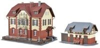 KIBRI 39315 H0 Eisenbahner-Wohnhaus mit Bauger&uuml;st und Nebengeb&auml;ude