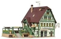VOLLMER 43736 H0 Gasthof mit Metzgerei, Inneneinrichtung und LED-Beleuchtung,