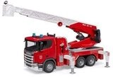 BRUDER 03591 Scania Super 560R Feuerwehr mit Drehleiter, Wasserpumpe und Light &