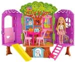 Barbie - Chelsea-Puppe und Baumhaus-Spielset mit H&uuml;ndchen mit M&ouml;beln, Rutsche und