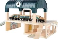 small foot 11235 Bahnhof mit Zubeh&ouml;r aus FSC 100 Prozent-zertifiziertem Holz, f&uuml;r