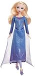 Mattel Disney Die Eisk&ouml;nigin Elsa Modepuppe mit Zubeh&ouml;r, Eisl&auml;uferin-Look mit