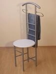 iovivo Herrendiener aus Stahlrohr mit rundem Sitz, 53x47x118 cm alu/buche
