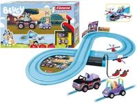 Carrera Bluey & Bingo Race 2,4m Rennstrecken-Set I 2 ferngesteuerte Fahrzeuge mit