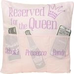 Sofahelden Reserved for the Queen mit Taschen und Deko