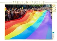Puzzle &middot; Regenbogenfahne auf LGBTQ-Parade oder CSD | Eine riesige Regenbogenfahne