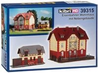 Kibri 39315 - H0 Eisenbahner Wohnhaus mit Nebengeb&auml;ude
