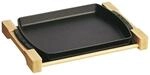 STAUB Servier-Platte aus Gusseisen mit Holzgestell, rechteckig, 33 x 23 cm, 1 L,