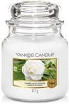 Yankee Candle Duftkerze im Glas (mittelgro&szlig;) | Camellia Blossom | Brenndauer bis zu