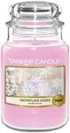 Yankee Candle Duftkerze | Gro&szlig;e Snowflake Kisses Duftkerze im Glas | Snow Globe