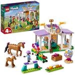 LEGO 41746 Friends Reitschule Set mit 2 Spielzeug-Pferden, Aliya und Mia...