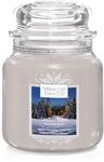 Yankee Candle Duftkerze im Glas (mittelgro&szlig;), Candlelit Cabin, Alpine Christmas