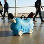 Robuster Kinder Trolley Hartschalenkoffer Blau &ndash; Stabiler Koffer mit Sitzfunktion