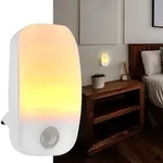 Energieeffizientes Plug-in LED Nachtlicht mit Bewegungssensor und D&auml;mmerungssensor,