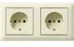 Gira SCHUKO-Steckdose 2-fach verdr. + Rahmen Standard 55 Cremewei&szlig; 479301