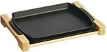 Staub Serving Teller mit Holzunterlage 33 cm x 22 cm, rechteckig, Schwarz, Gusseisen