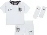 Nike IB4576-100, Nike TEAMSPORT Kinder 3-teiliges Fu&szlig;balltrikot-Set ENGLAND WM...