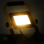 vidaXL LED-Fluter mit Handgriff 30 W Warmwei&szlig; - Schwarz