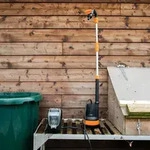 Yardforce Akku-Regenfasspumpe LX CWP1 mit einem kraftvollen Druck von 2 bar