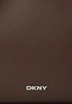 DKNY Umh&auml;ngetasche PAULA MD Tasche - Dunkelbraun