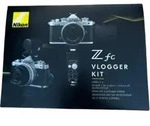 NIKON Z fc + Z 16-50 Silber Vlogger-Kit mit Stativ + Mikrofon + Fernbedienung -