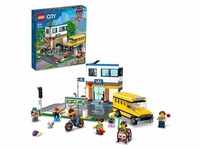 LEGO 60329 City Schule mit Schulbus, 2 Klassenzimmern und Straßenplatten,