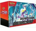 Pok&eacute;mon Build & Battle Stadium KP01 &ndash; Karmesin & Purpur 01 Box f&uuml;r 2 Spieler mit