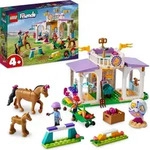 LEGO 41746 Friends Reitschule Set mit 2 Spielzeug-Pferden, Aliya und Mia Mini-Puppen,
