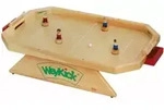 WeyKick 7500 Stadion - 4 Fu&szlig;ballspieler und 2 B&auml;lle