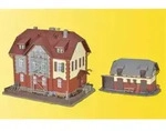 Kibri Eisenbahner Wohnhaus mit Bauger&uuml;st und Nebengeb&auml;ude
