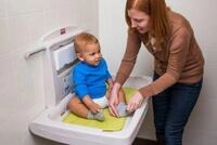 Baby-Wickelstation Rubbermaid&reg;, f&uuml;r die horizontale Wandmontage, antimikrobiell,