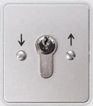 Kaiser Nienhaus 322100 2-seitiger Taster Aufputz Schl&uuml;sselschalter, Frontplatte ALU
