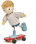 Tender leaf Toys - Edward & Skateboard f&uuml;r Puppenhaus